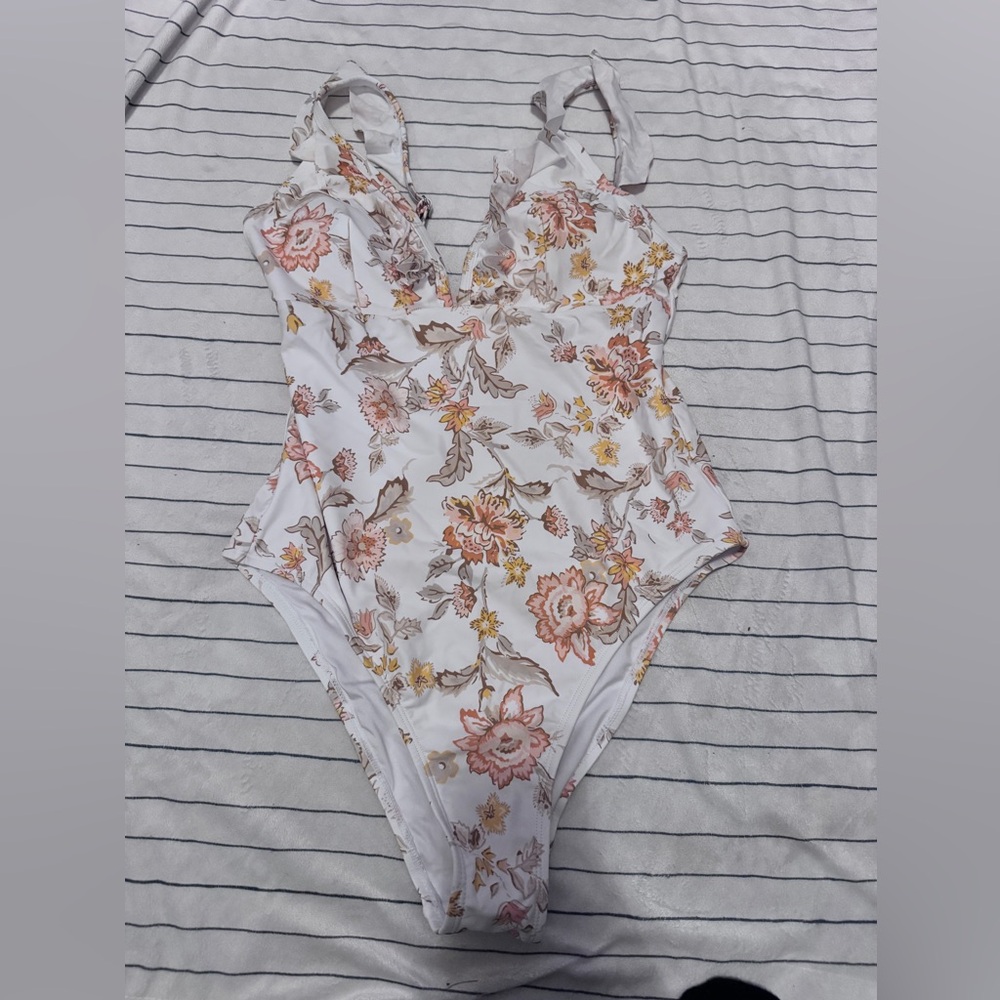 Cupshe Sunset Paisley Ruffled Trim One-Piece Swimsuit - Picture 5 of 6